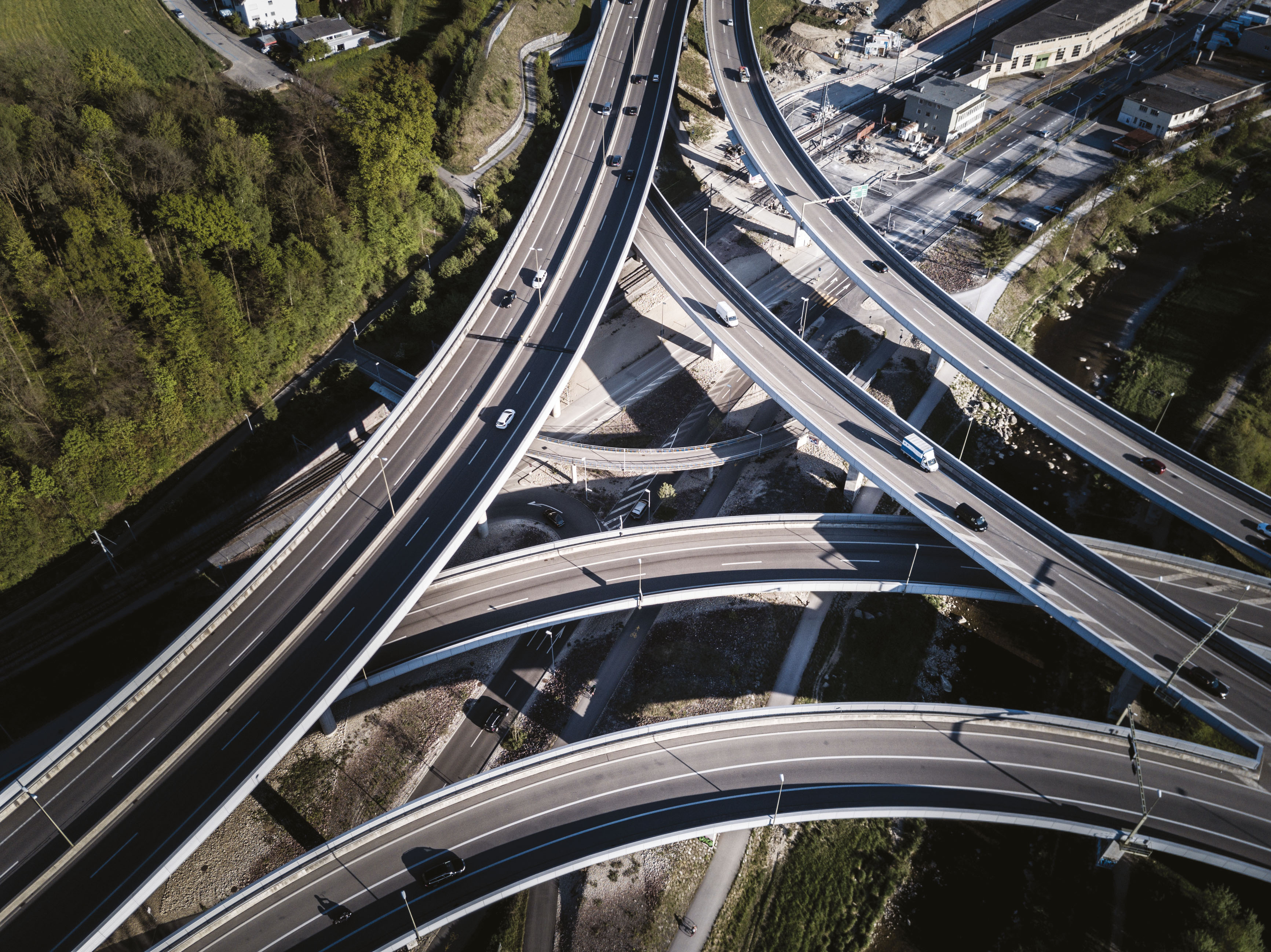 Le Conseil fédéral veut investir environ 13,5 milliards de francs dans le développement des routes nationales d’ici à 2030 afin de décongestionner le réseau.