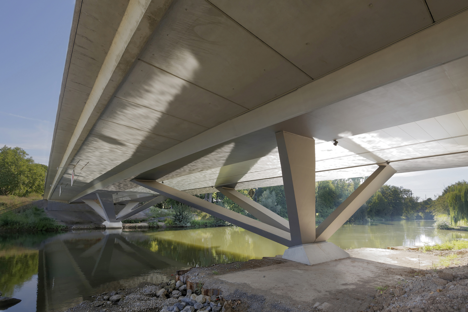 Die Bleichinselbrücke über den Alt-Neckar bei Heilbronn überzeugte die Jury mit ihrer Eleganz und der raffinierten Knotenkonstruktion zur Bündelung der Stützen.