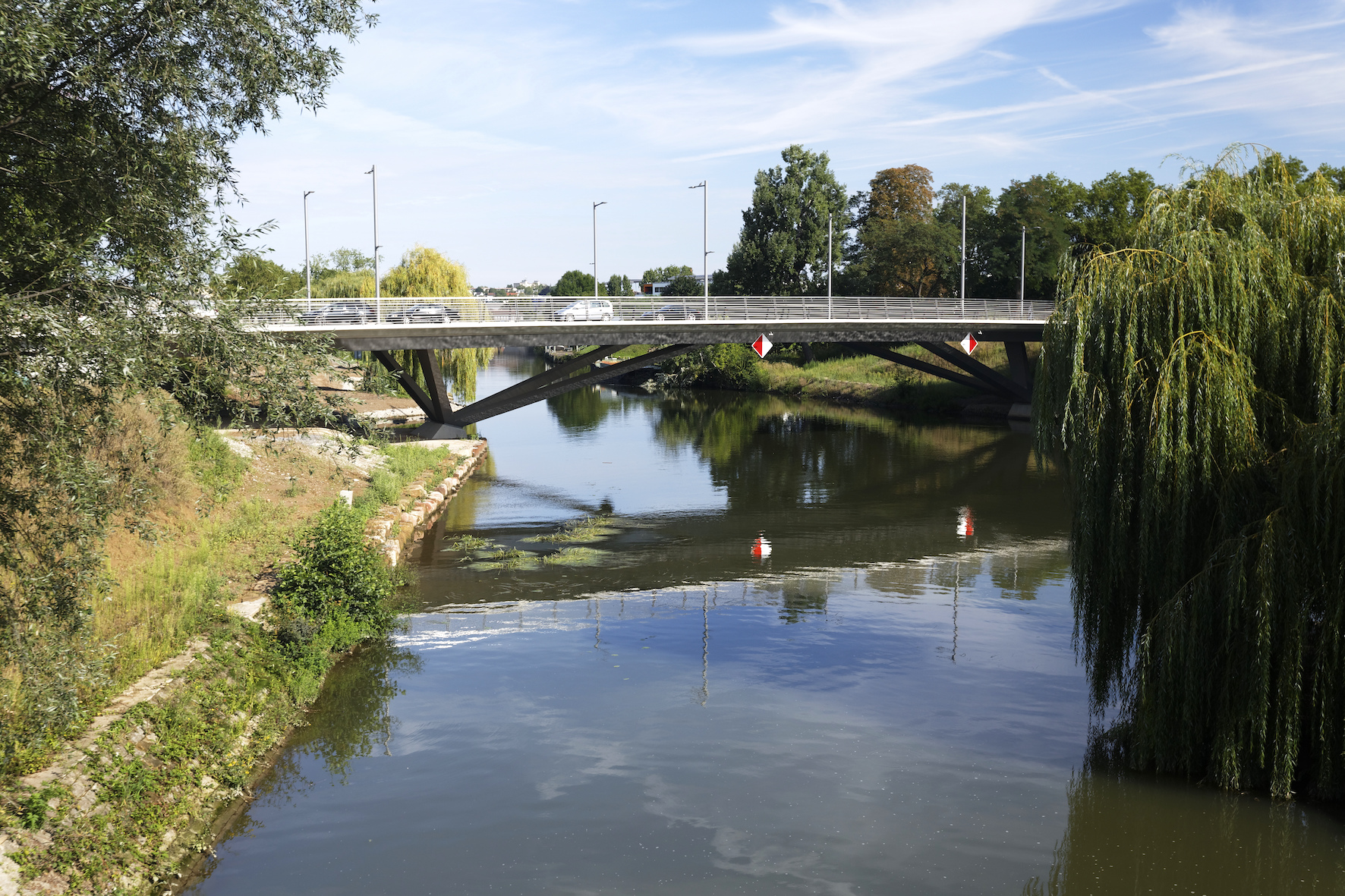 Mit 88 m Länge und 24 m Breite überspannt die stark befahrene vierspurige Brücke den Alt-Neckar in Heilbronn und verbindet das Stadtzentrum mit einem im Zuge der Bundesgartenschau 2019 neu entstehenden Wohngebiet.