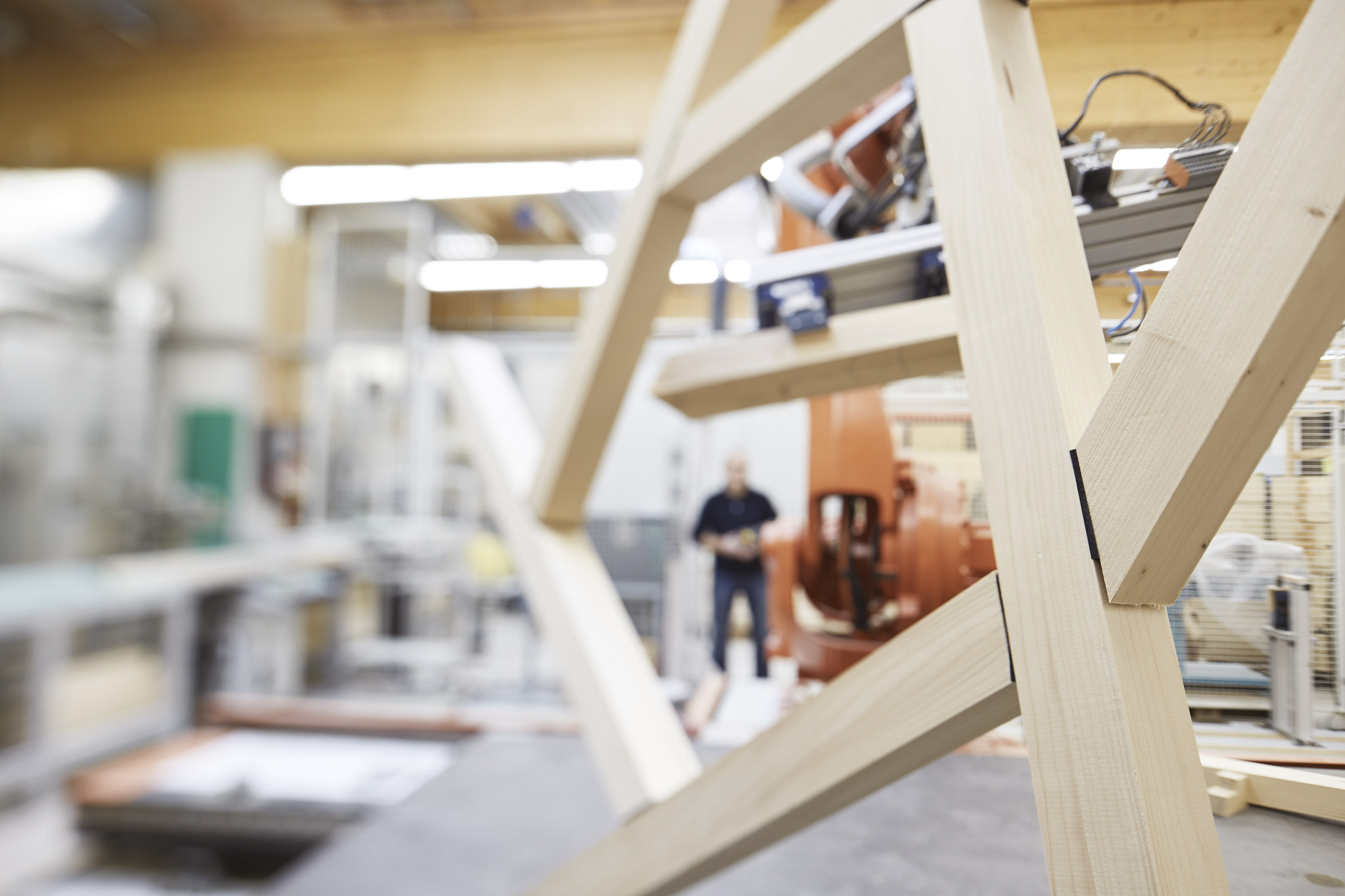 Construction de structures bois complexes assistées par des robots d’assemblage dans les ateliers de la HES.
