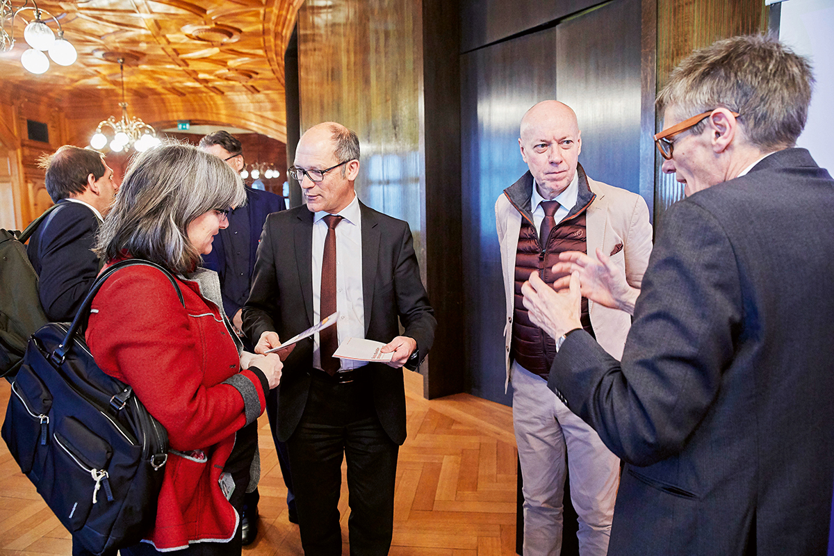 Im Gespräch: Maria Lezzi, Direktorin des ARE, mit Nationalrat Daniel Fässler, Geschäftsführer SIA Hans-Georg Bächtold und Nationalrat Karl Vogler (v. l. n. r.).