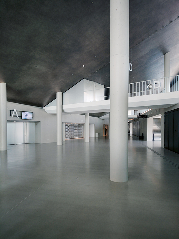 Foyer der Grande Seine mit Untersicht des Zuschauerbereichs und Blick in die Grande Galerie, die das Gebäude durch­misst und zum Auditorium führt.