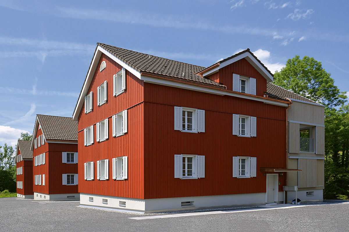 Vor knapp 150 Jahren bewohnten zeitweise über 100 Arbeiter mit Familien die Lorzeninsel. Die dreistöckigen Häuser, zwi­schen 1868 und 1876 erstellt, sind neu in jeweils zwei Eigentumswohnungen eingeteilt.