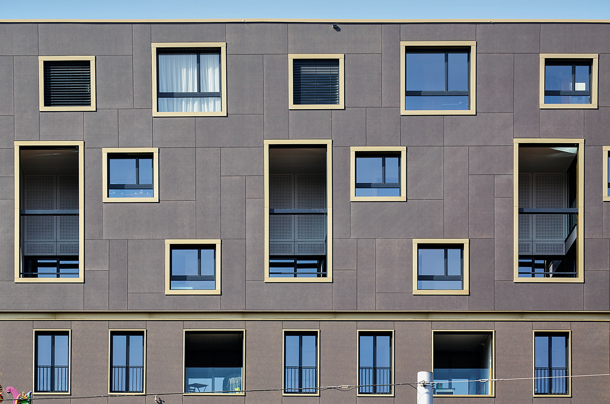 In der Fassade zeichnen sich die unterschiedlichen Wohnungstypen ab: unter der Fuge die Longstay-Apartments, darüber die verschachtelten Maisonetten.