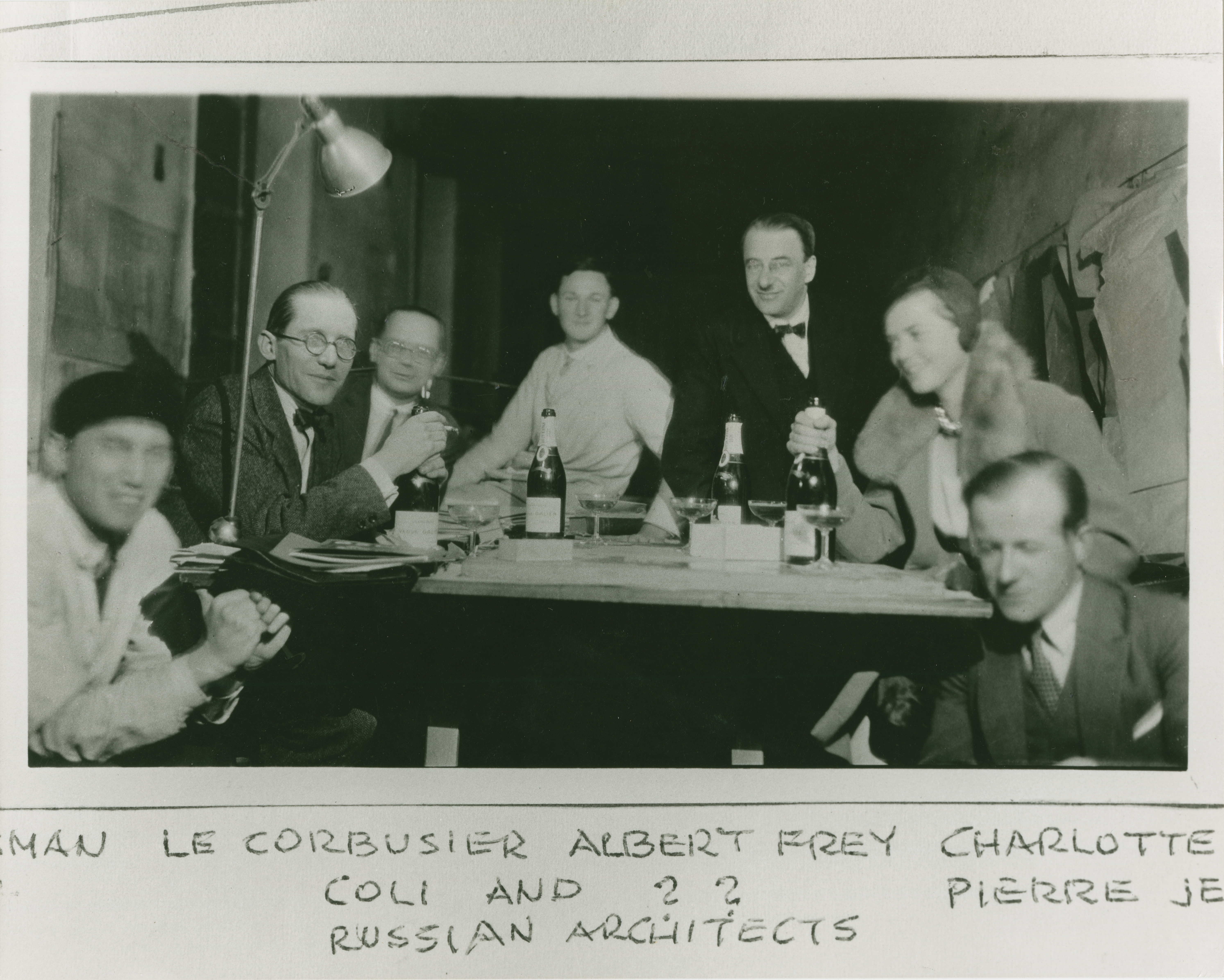 Réveillon de 1928 à l’agence de Le Corbusier durant une charrette sur le projet du Centrosoyouz. De gauche à droite : E. Weissman, Le Corbusier, N. Kolli, A. Frey (veste blanche au centre), P. Nahman, C. Perriand et P. Jeanneret