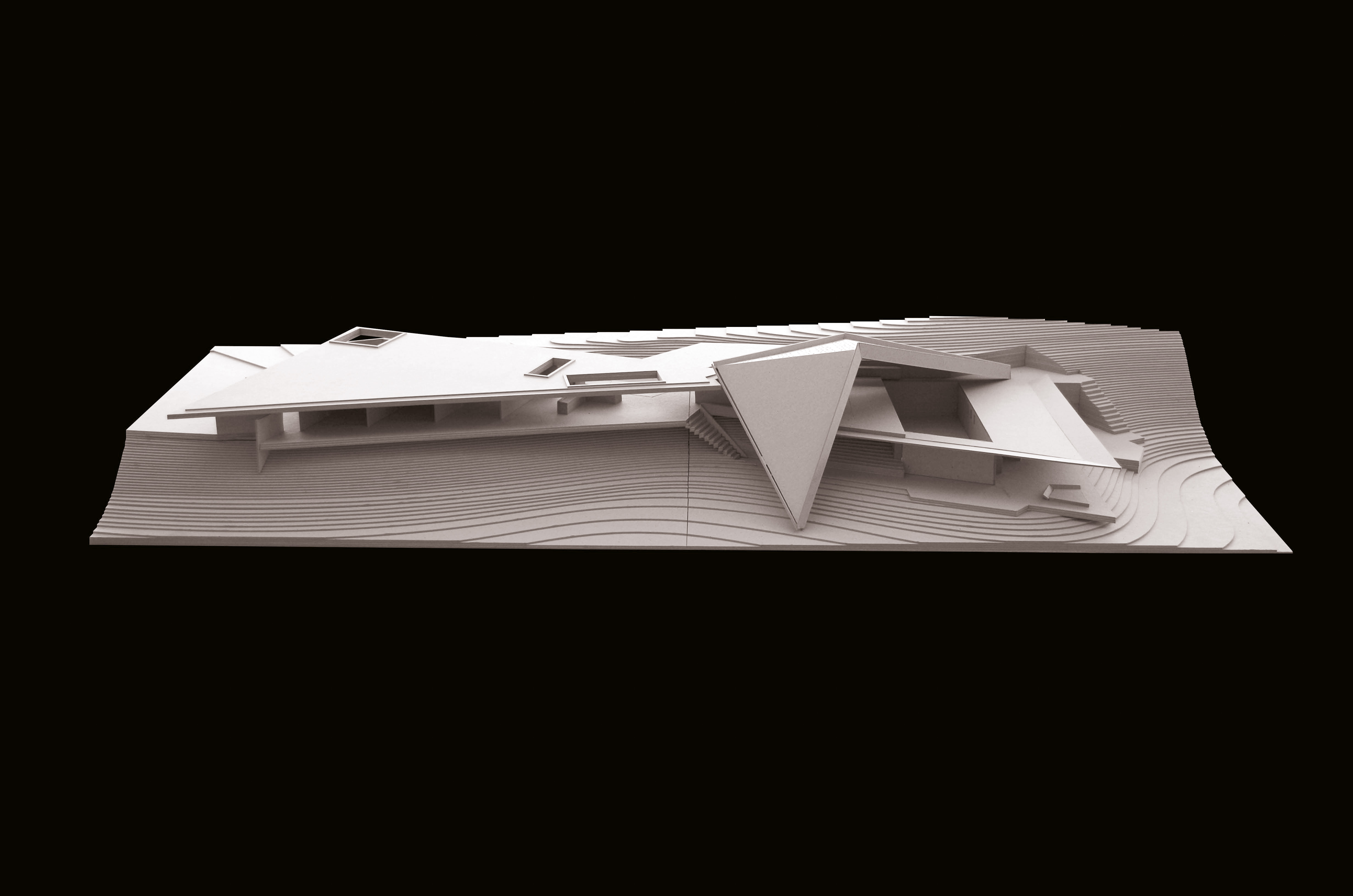 Les maquettes des Cases Studies ont été réalisées par les étudiants de l’EPFL lors du studio Escher GuneWardena (assistants Thierry Manasseh et Mounir Ayoub) à l’échelle 1:50 et en carton gris. Plusieurs maisons ont été ensuite visitées lors d’un voyage d’étude à Los Angeles. Case Study : Sheats/Goldstein Residence, John Lautner, 1963/1989, Etudiants : Desplanques Louis et Fasel Sébastien