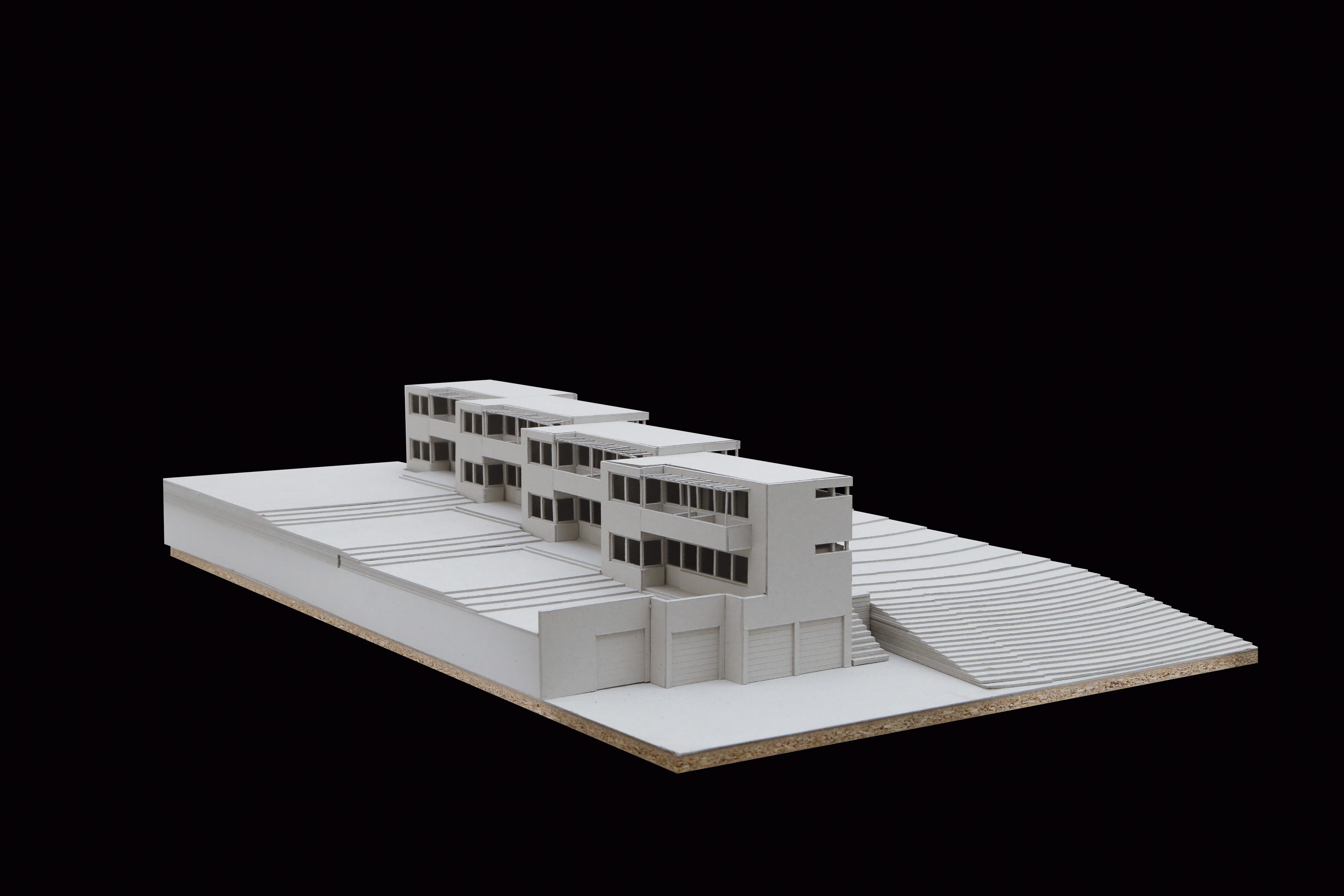 Les maquettes des Cases Studies ont été réalisées par les étudiants de l’EPFL lors du studio Escher GuneWardena (assistants Thierry Manasseh et Mounir Ayoub) à l’échelle 1:50 et en carton gris. Plusieurs maisons ont été ensuite visitées lors d’un voyage d’étude à Los Angeles. Case Study : Dunsmuir Flats, Rudolf Schindler, 1937, étudiants : Berrut-Maréchaud Baptiste et Grande Federica