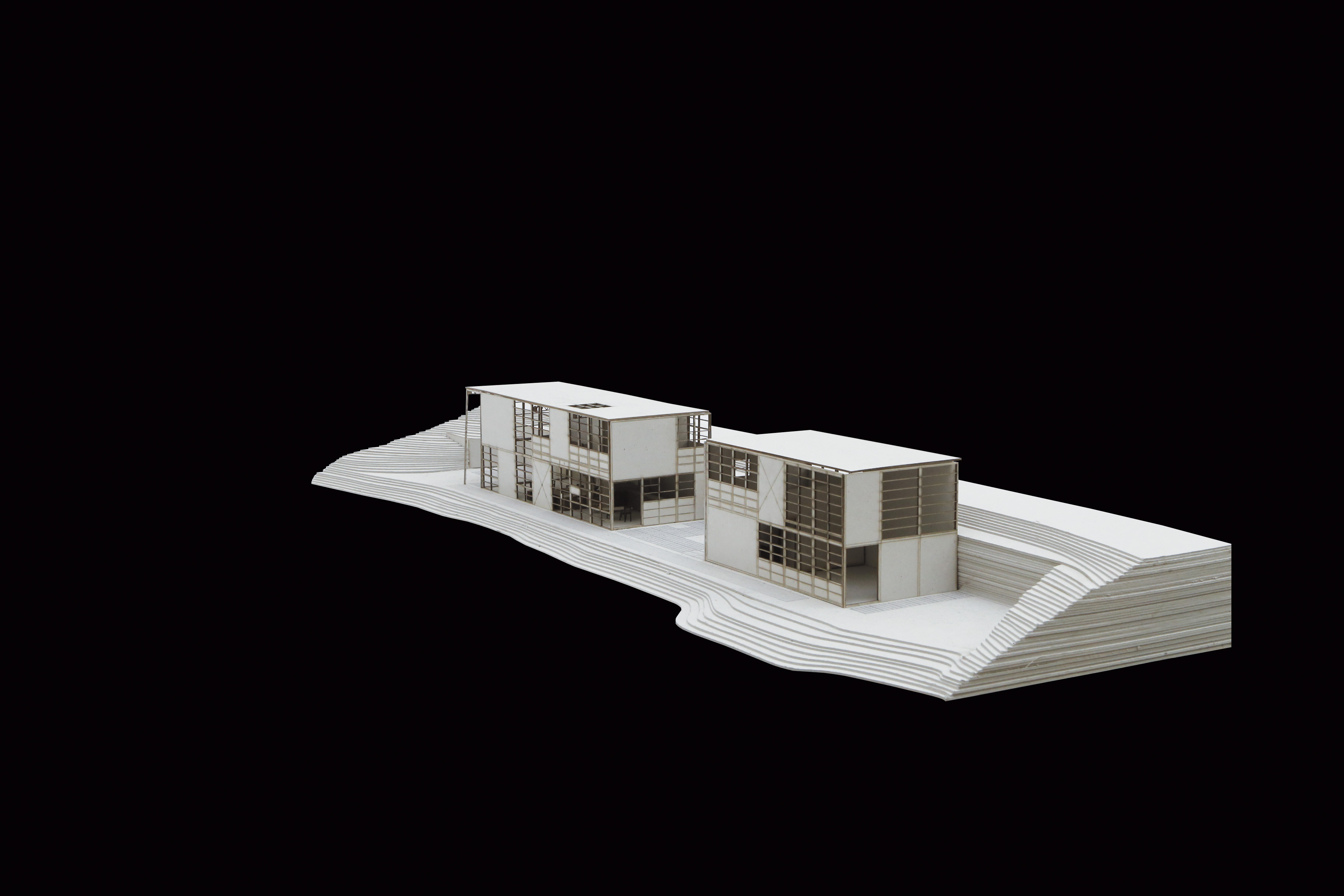 Les maquettes des Cases Studies ont été réalisées par les étudiants de l’EPFL lors du studio Escher GuneWardena (assistants Thierry Manasseh et Mounir Ayoub) à l’échelle 1:50 et en carton gris. Plusieurs maisons ont été ensuite visitées lors d’un voyage d’étude à Los Angeles. Case Study : Eames House, Ray and Charles Eames, 1949, étudiant : Ruiz Javier