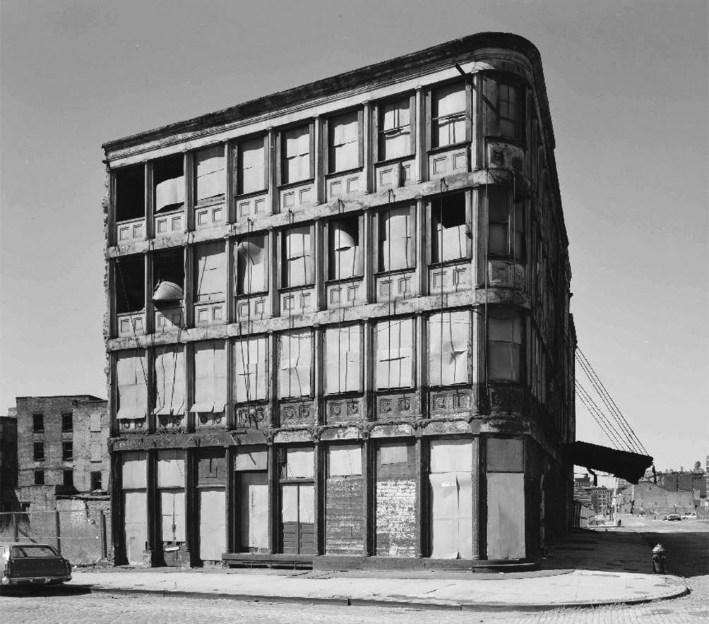 Démontage, nettoyage et protection contre la rouille des pièces métalliques de la façade du Laing building à New York dans les années 1970 (image Bibliothèque du Congrès)