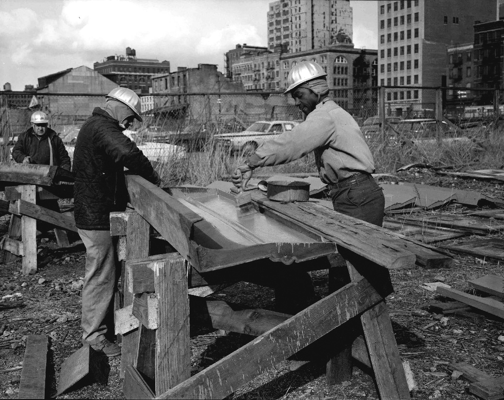 Démontage, nettoyage et protection contre la rouille des pièces métalliques de la façade du Laing building à New York dans les années 1970 (image Bibliothèque du Congrès)