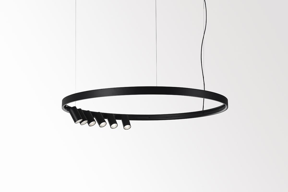 Die «Superloop»-Kollektion von Deltalight wurde um neue Module ergänzt – dank werkzeugfreiem Plug-&amp;-Play-System einfach zu installieren. So können die Lichtmodule rundum positionieren und bewegt werden. Die Leuchte, neu komninierbar mit Elementen der Spy-Serie, eignet sich für Akzentbeleuchtung in Wohn- und Geschäftsräumen. www.deltalight.ch