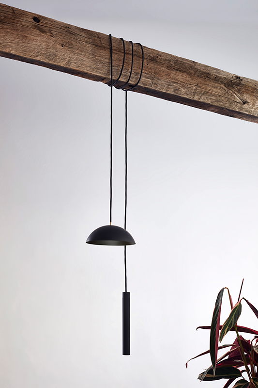 Das Modell «Pong» der jungen deutschen Lichtmarke Nyta ist eine mobile akkubetriebene Pendelleuchte. Mit dem Kabel, das den Leuchtenschirm mit dem Akku verbindet, kann die Leuchte nach Belieben an Balken, Geländer, Möbel oder Fenster gehängt werden – so gibt sie Licht an den verschiedensten Orten. www.nyta.eu/de