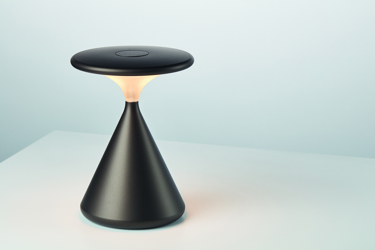 Klein, fein und mobil ist die neue Leuchte «Salt &amp; Pepper» von Tobias Grau. Die an einen Salzstreuer erinnernde Akku-Leuchte ist universell einsetzbar und kann über einen Taster gedimmt werden.