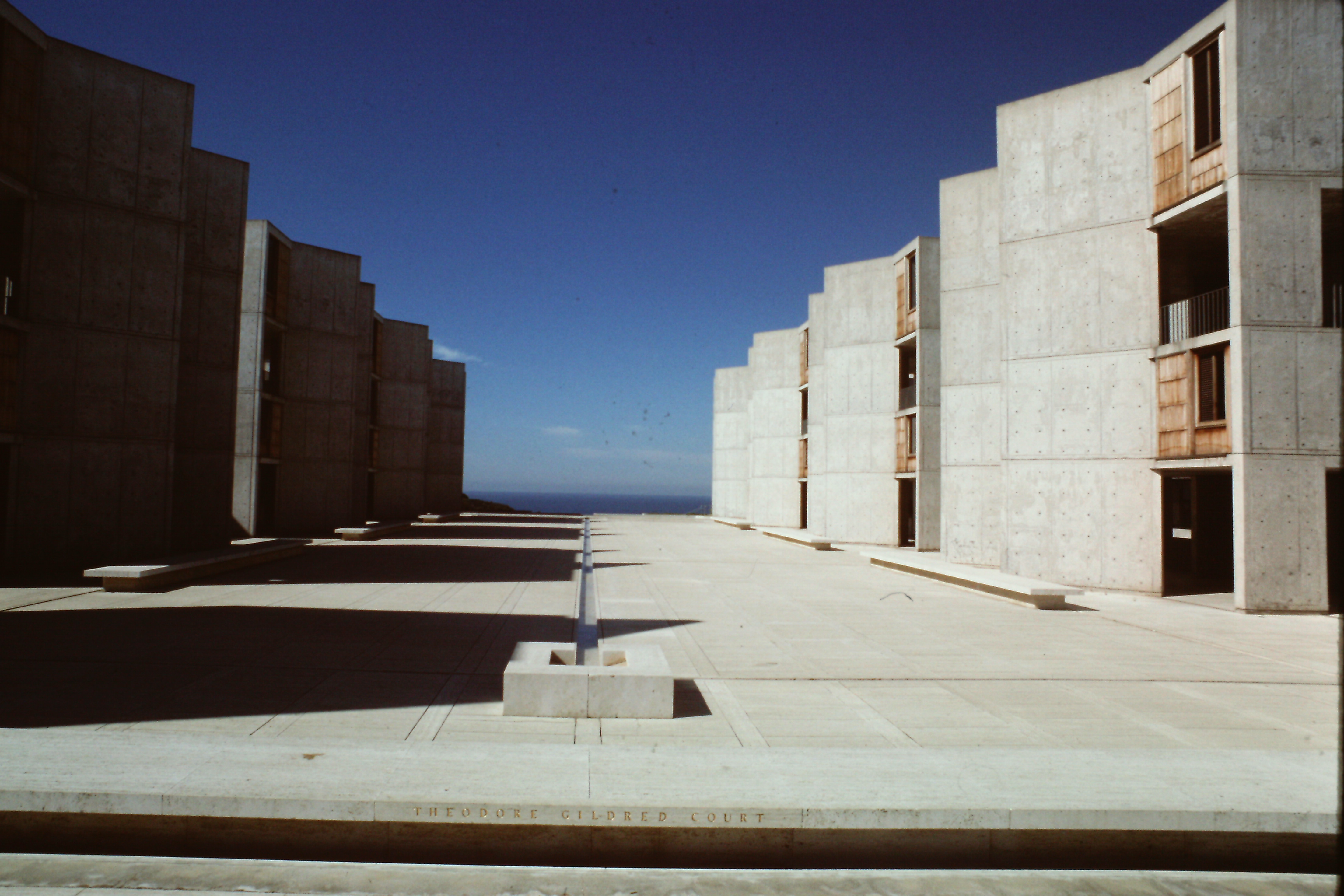 “les téménos de la science” Salk Institute, La Jolla, Louis Kahn, 1962-1963 Diapositive André Corboz (Archives André Corboz, Biblioteca dell’Accademia di architettura, Mendrisio)