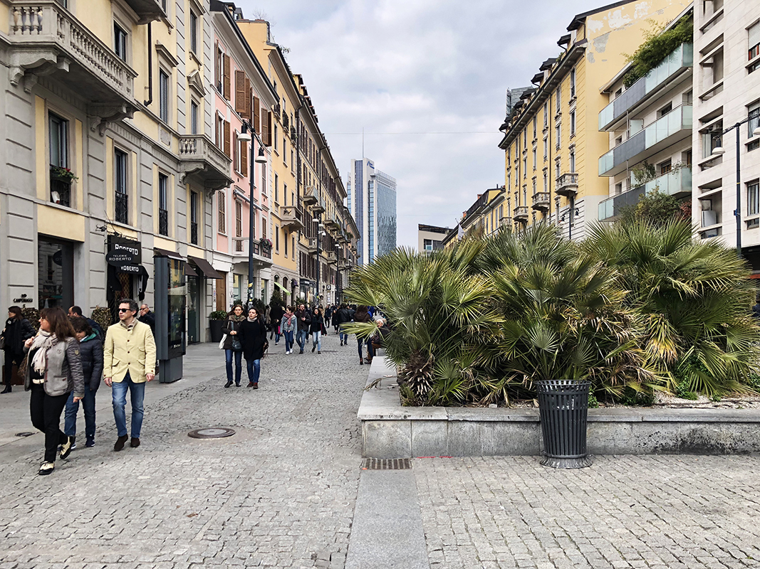 Nördlich von der Piazza XXV Aprile führt der Corso Como zum zweitgrössten Mailänder Bahnhof, der Stazione Garibaldi. Im Hintergrund ist eines der Hochhäuser des boomenden Neubaugebiets «Porta Nuova» zu sehen. Der Corso Como bietet zahlreiche Ausgehmöglichkeiten.