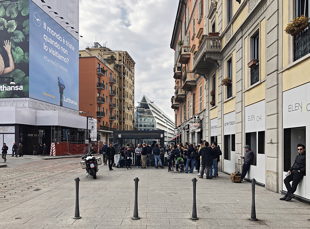 Nur wenige Schritte von der Piazza XXV Aprile entfernt liegt der Neubau der Fondazione Giangiacomo Feltrinelli am Viale Pasubio.