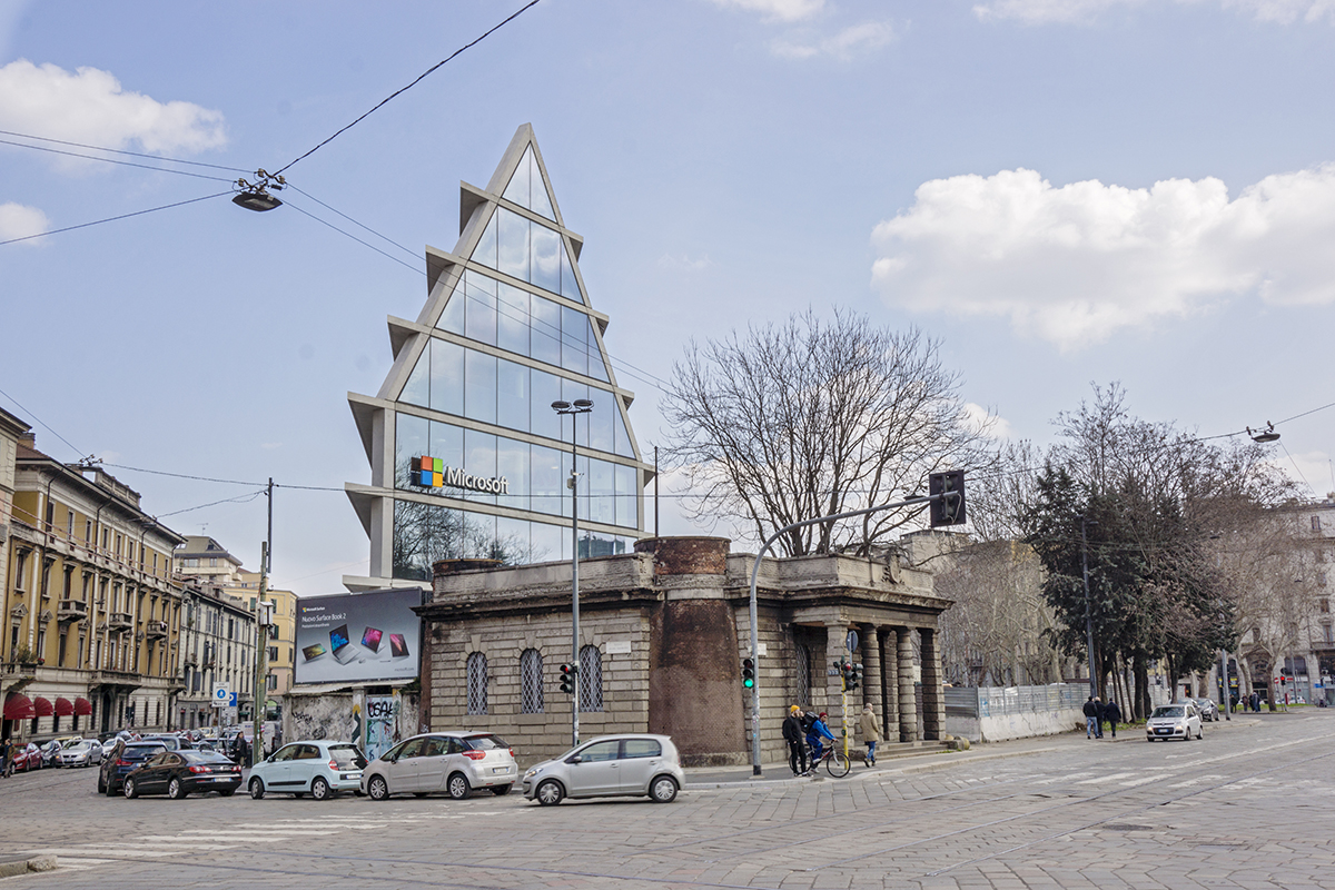 Der östliche Teil der Porta Volta vom Piazzale Antonio Baiamonti aus gesehen. Die Porta Volta wurde als eines der jüngsten Stadttore der Mailänder «Spanischen Mauer» im Jahr 1880 erbaut. Heute sind nur noch die beiden Zollgebäude rechts und links der Via Alessandro Volta (rechts) erhalten.