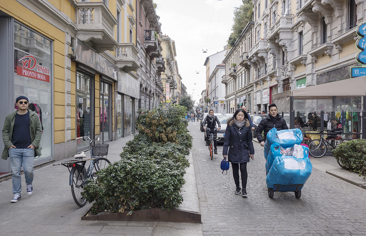 Die Via Paolo Sarpi ist das Tor zum Chinatown Mailands, dem grössten und ältesten chinesischen Quartier Italiens. Hier liessen sich ab den 1920er-Jahren Chinesen nieder, vor allem aus der Region Zheijang. Restaurants und Geschäfte für Textilien, Leder- und Billigwaren reihen sich aneinander, die Strasse ist weitgehend für den motorisierten Verkehr gesperrt. Handkarren und Velos prägen das Strassenbild.