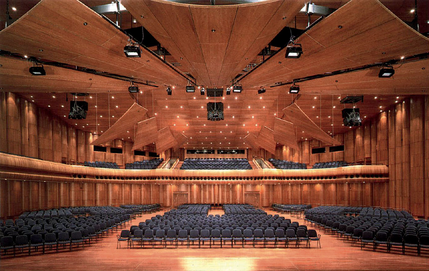 L’Auditorium Stravinski come si presenta oggi, dopo l’intervento - ad opera degli acustici d’Silence e dello scenografo Jean-Paul Chabert, che nel 2010-11 ha introdotto alcune migliorie al funzionamento acustico d’origine, pur conservando la calda atmosfera interna data dal legno di ciliegio. Nell'immagine, la sala vista dal palcoscenico.