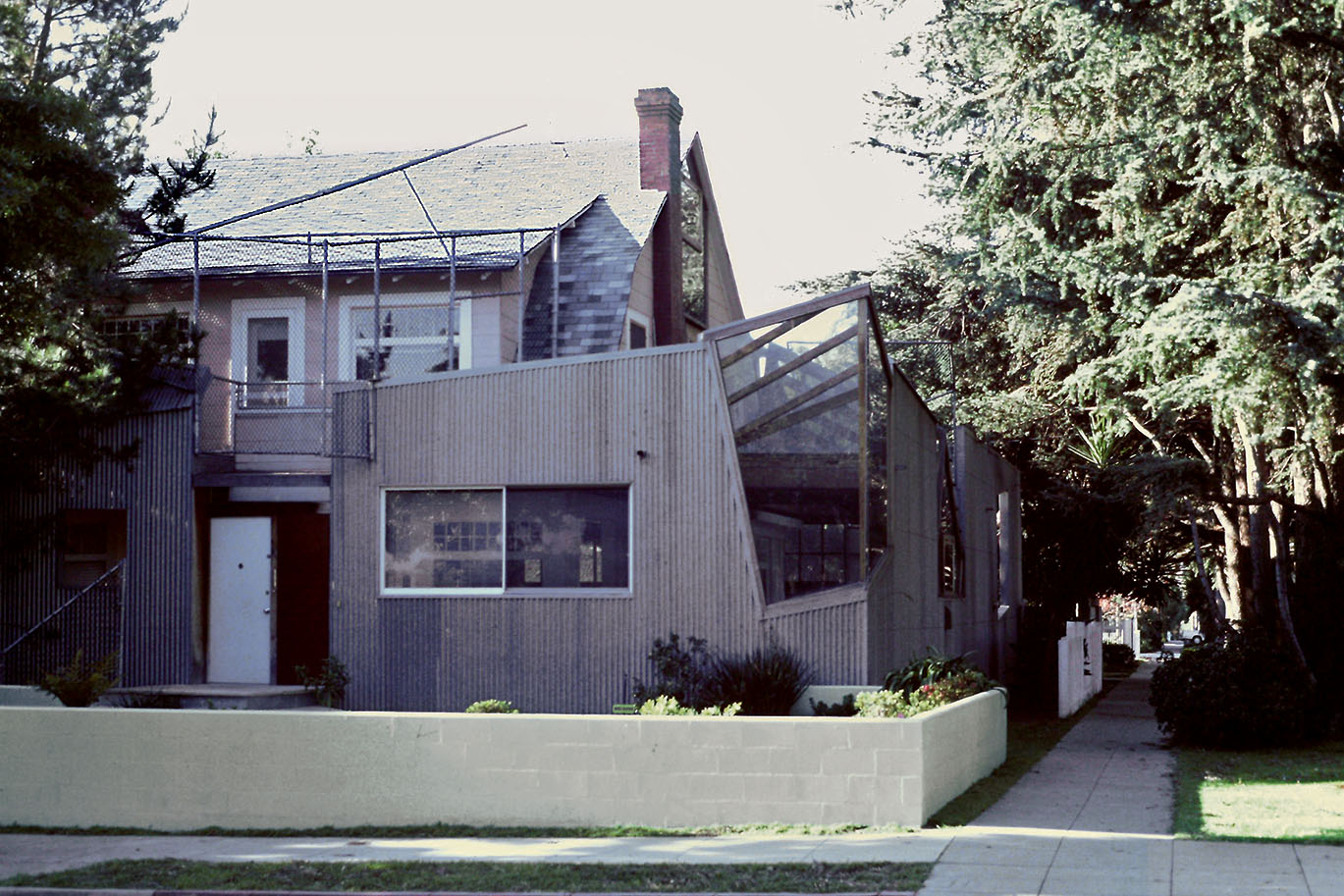 Frank O Gehry, Gehry house 1978. Carnet Amérique, pp. 28-29. Giovedì 9 gennaio 1987. «Trouvant bien ces panneaux de tôle ondulée qui découpent l’espace entre maison et rue. A mon sens, plus approprié à un pavillon d’exposition qu’à une demeure. Sans compter l’aspect exhibitionniste du sieur Gehry. Voir si les discours enthousiastes (cf. Zevi sur l’Aerospace museum) notent ce trait. Architecture provocatrice ou mépris de l’architecture? (on ne peut habiter si séculairement une crise