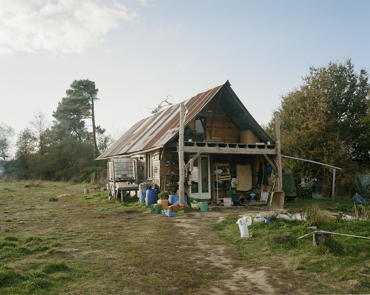 La cabane des 100 noms, un des nombreux édifices réalisés par les collectifs d’agriculture autogérée à Notre-Dame-Des-Landes, détruite sans discernement par les forces de l’ordre en avril 2018.