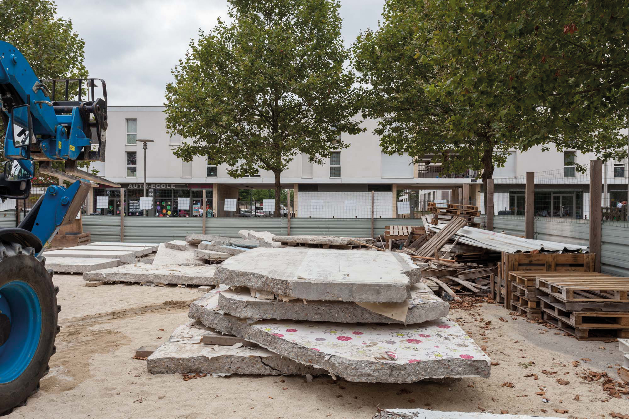 Les morceaux de dalles issues de la démolition sont sciés sur place.