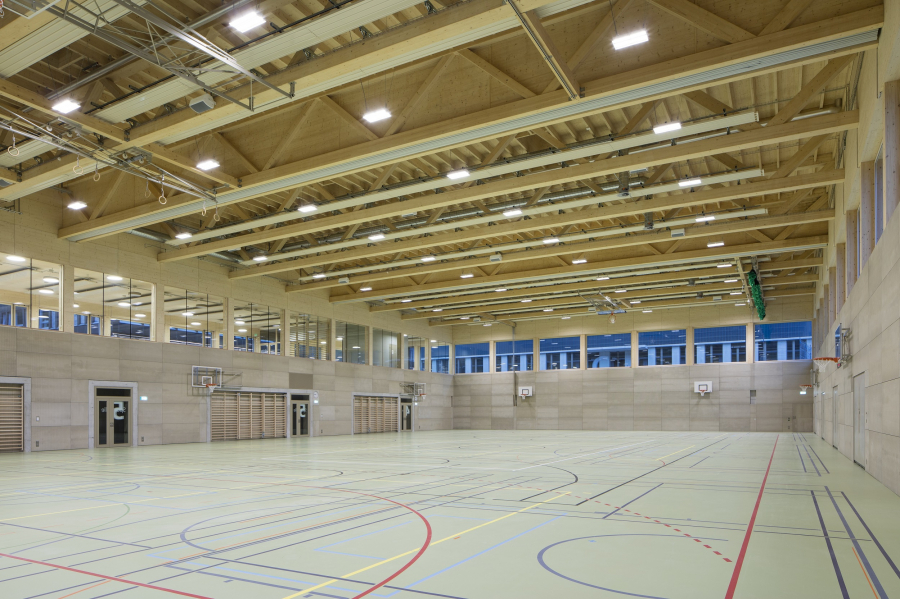 Zentrum Sport und Sportwissenschaft (ZSSw) der Universität Bern: Erweiterung mit Dreifachturnhalle und Institutsgebäude 2016. Das primäre Tragwerk der Sporthalle besteht aus zwei unterschiedlichen Einfeldträgersystemen. Das Dach tragen ein knapp 30 m gespanntes Fachwerk und Vollwandträger. Bauherrschaft: Kanton Bern; Architektur: Mischa Badertscher Architekten, Zürich