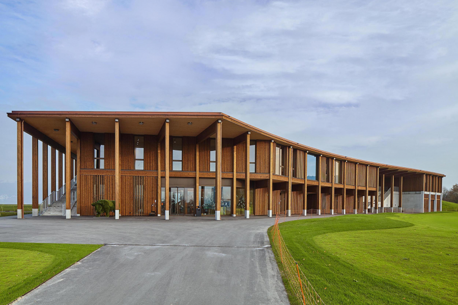 Golfresort Holzhäusern ZG: Erweiterung 2017. Ergänzung der bestehenden Golfsportanlage mit einem Restaurationsgebäude sowie einem Empfangs- und Unterrichtsgebäude. Bauherrschaft: Genossenschaft Migros Luzern; Architektur: Fahrni Partner Architekten, Luzern