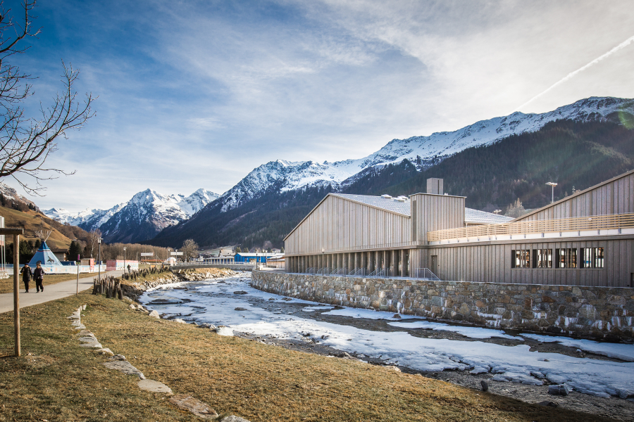 Sportarena Klosters GR: Erweiterung 2016. Das bestehende Sportzentrum ist mit einer zweiteiligen Eventhalle ergänzt worden, die jeweils ein Satteldach besitzt. Bauherrschaft: Gemeinde Klosters-Serneus; Architektur: Ritter Schumacher, Chur