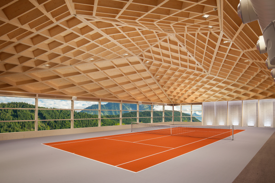 Tennishalle Bürgenstock NW. Ersatz der historischen Tennisanlage 2017. Der neue Gebäudekomplex besteht aus zwei symmetrisch angeordneten Tennishallen, die einen Aussenplatz für den Curlingsport flankieren. Bauherrschaft: Katara Hospitality Switzerland AG; Architektur: Rüssli Architekten, Luzern