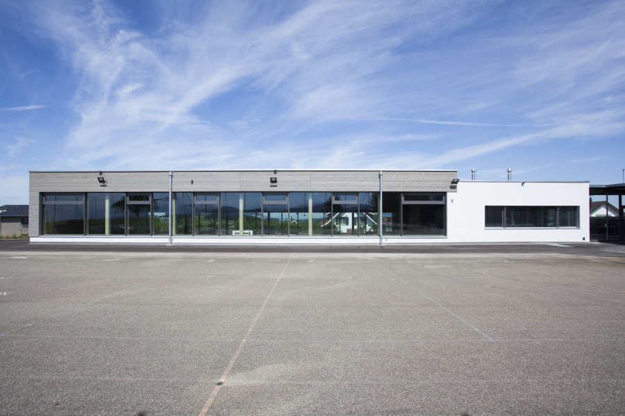 Turnhalle Islisberg AG: Neubau Kleinturnhalle 2017. Die primäre Tragstruktur an Dach und Fassade besteht aus Baubuche. Bauherrschaft: Gemeinde Islisberg; Architektur: Langenegger Architekten, Muri AG