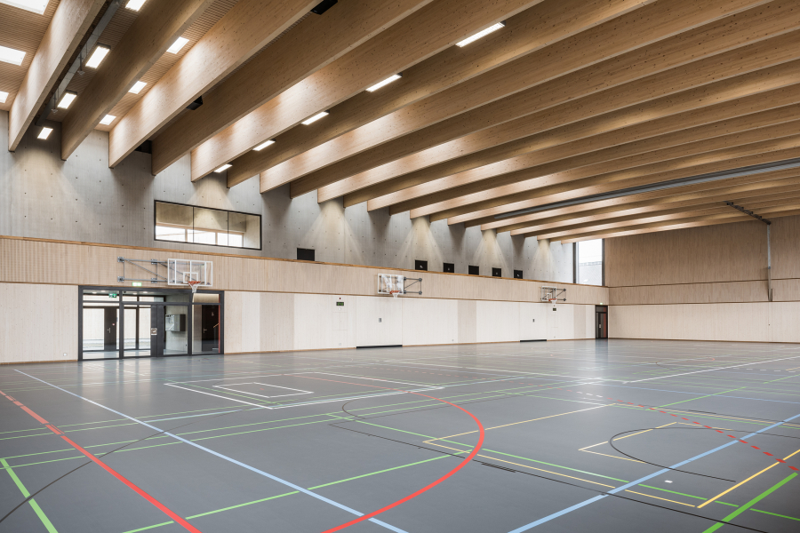 Sporthalle Thun: Ersatzneubau 2016. Die Sporthalle ist in Holzbauweise, mit vorfabrizierten Holzwandelementen und Dachträgern aus Brettschichtholz realisiert. Bauherrschaft: Schweizerische Eidgenossenschaft; Architektur: HMS Architekten und Planer, Spiez