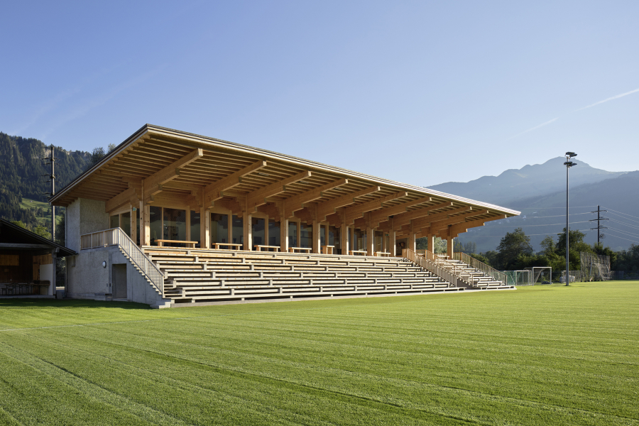 Fussballtribüne Schluein GR. 2016 Bauherrschaft: US Schluein Ilanz; Architektur: Jan Berni Georg Krähenbühl, Ilanz