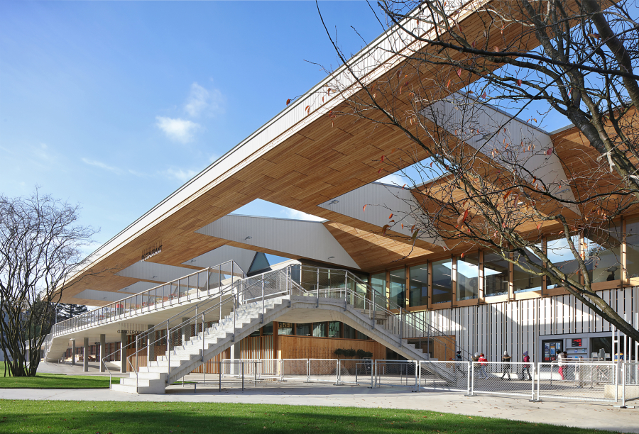 Sportzentrum Heuried Zürich: Ersatz Servicegebäude und Neubau Eishalle 2017 Bauherrschaft: Stadt Zürich; Architektur: EM2N, Zürich
