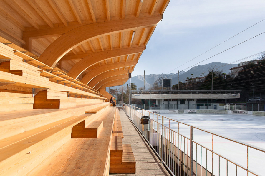 Tribüne Ascona TI: Neubau Tribüne Eisfeld 2014. Bauherrschaft: Gemeinde Ascona; Architektur: Maple Leaf Stadiums, D-Lindau