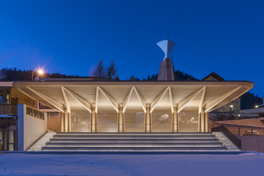 Tribüne Kulm St. Moritz GR: Neubau Tribüne des historischen Eispavillons 2016 Bauherrschaft: Kulm Hotel, St. Moritz; Architektur: Foster + Partners, London / Küchel Architects, St. Moritz