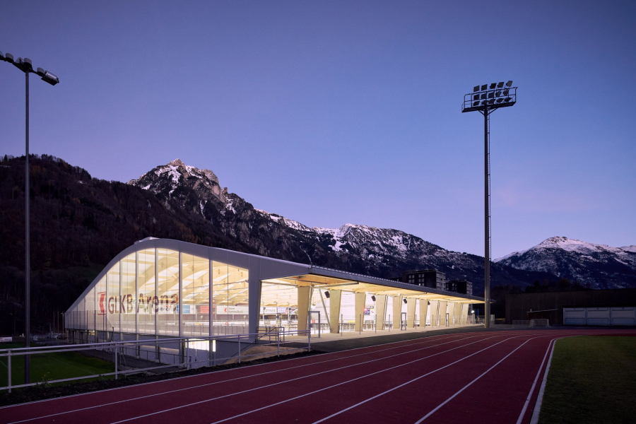 Eishalle Glarus: Überdachung 2017 Bauherrschaft: Gemeinde Glarus; Architektur: Isler Architekten, Winterthur