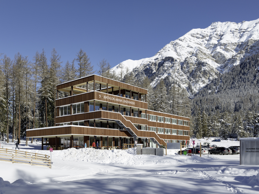 Biathlon Arena Lenz, Lenzerheide GR: Neubau 2016. Das Nordic-House ist ein multifunktionales Trainings-, Lager- und Wettkampfgebäude für den Biathlonsport. Der Baukörper ist eine Hybridkonstruktion aus vorgefertigtem Holzbau und einem massiven Sockel. Architektur: Pablo Horvath, Chur