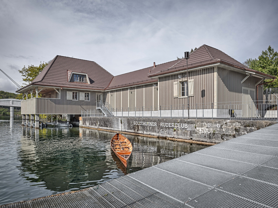 Bootshaus Solothurn: Umbau und Erneuerung 2017. Das historische Boothaus an der Aare mit Baujahr 1919 ist architektonisch dem Heimatstil zuzuordnen. Das Volumen wurde bei der Erneuerung nicht verändert; der Dachstock aber ausgebaut. Zur Belichtung sind mehrere Schleppgauben ergänzt worden. Architektur: phalt Architekten, Solothurn/Zürich