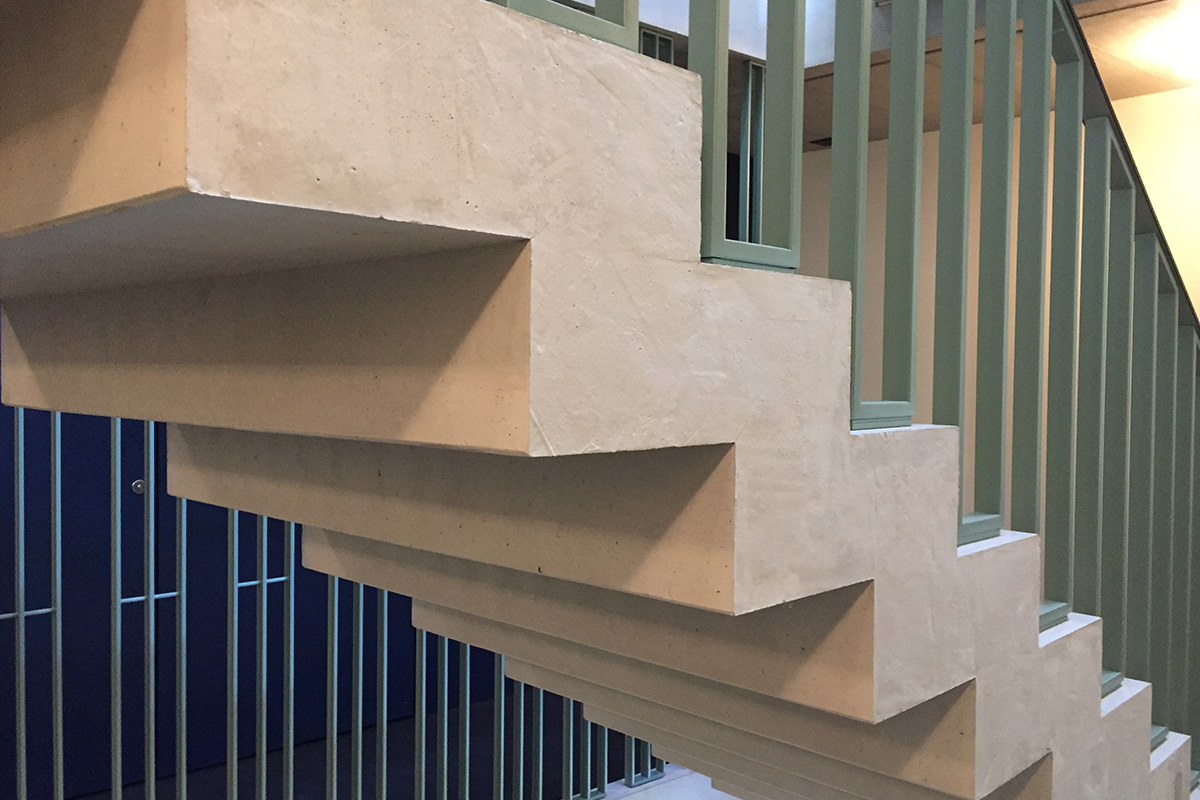 Im Treppenhaus begegnen sich die Architektursprachen der Fünfzigerjahre und der Gegenwart.