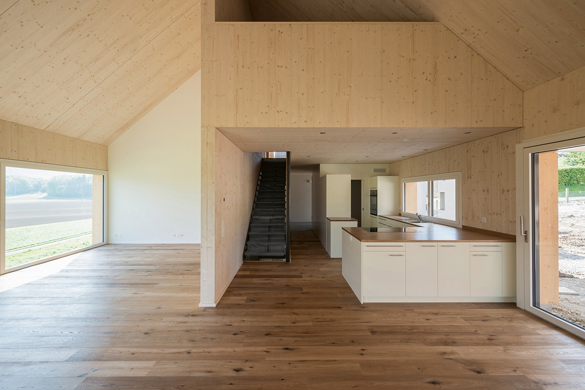 Überprüfte und ausgezeichnete Bauqualität beim Einfamilienhaus in Rheinklingen (Sandri Architekten, Schaffhausen): Ansicht des Innenraums im Obergeschoss.