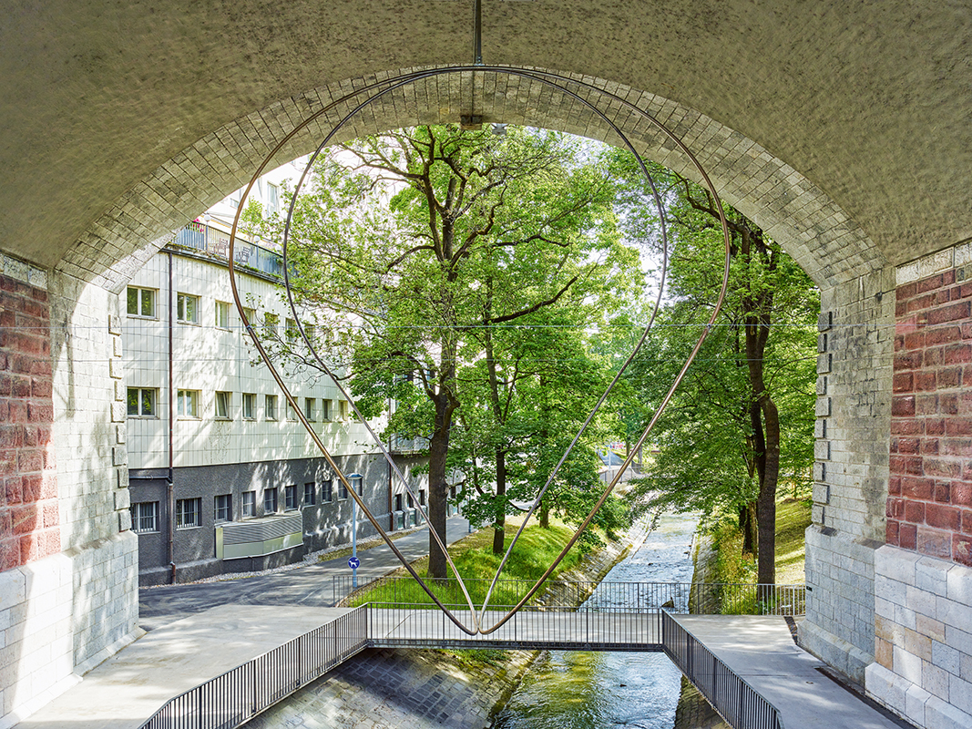 Plastik «Endlose Linie» des Thurgauer Künstlers Christoph Rüttimann unter einem Brückenbogen im Nachtigallenwäldeli von Basel. Der Park entlang der Birsig, am Weg von der Heuwaage zum Zoo, ist letztes Jahr neu gestaltet worden. Das Aufwertungsprojekt ist über den städtischen Grün­fonds finanziert worden, der seinerseits über die Mehrwert­abschöpfung gespeist wird.