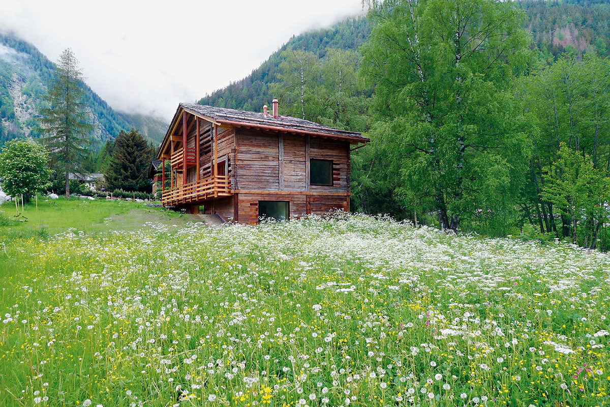 Der Umbau einer Scheune in Orsières VS von LR architectes, Lau­sanne, ist ein Beispiel der Umnutzung eines ehemals landwirtschaftlichen Gebäudes im alpinen Raum.