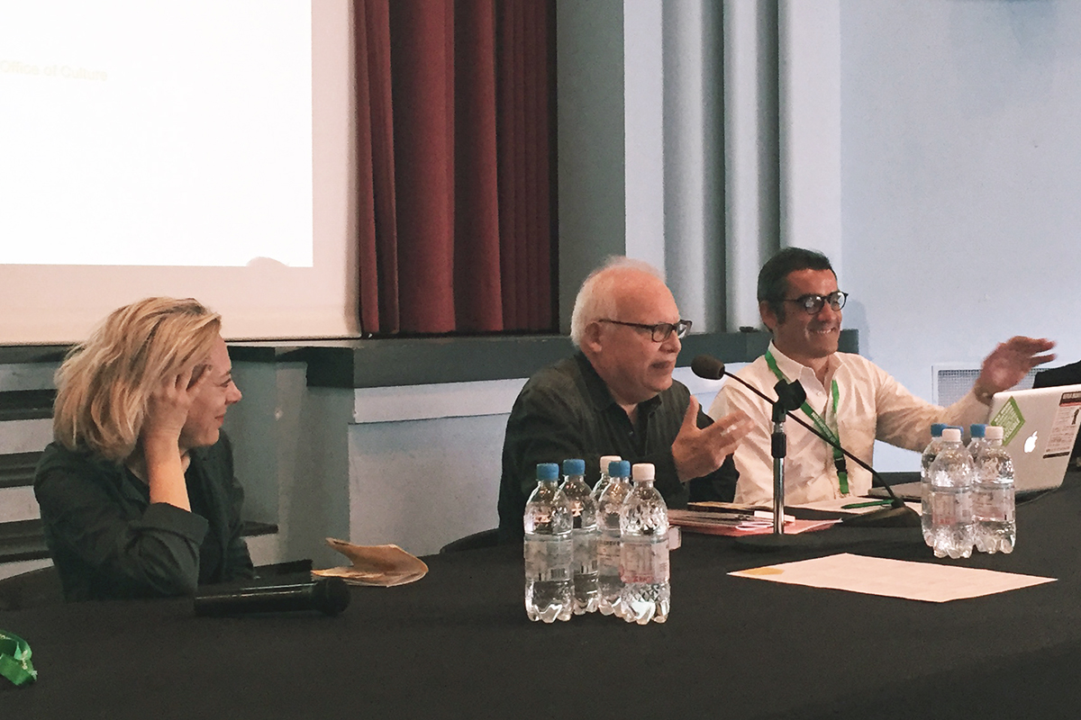 Co-Initiatorin und BSA-Präsidentin Ludovica Molo mit dem Zürcher Philosophen und Autor Hans Widmer sowie mit Francesco Cara, Betreiber der kollaborativen Plattform «If You Want To» (iywto.com) – in lebhafter Diskussion.