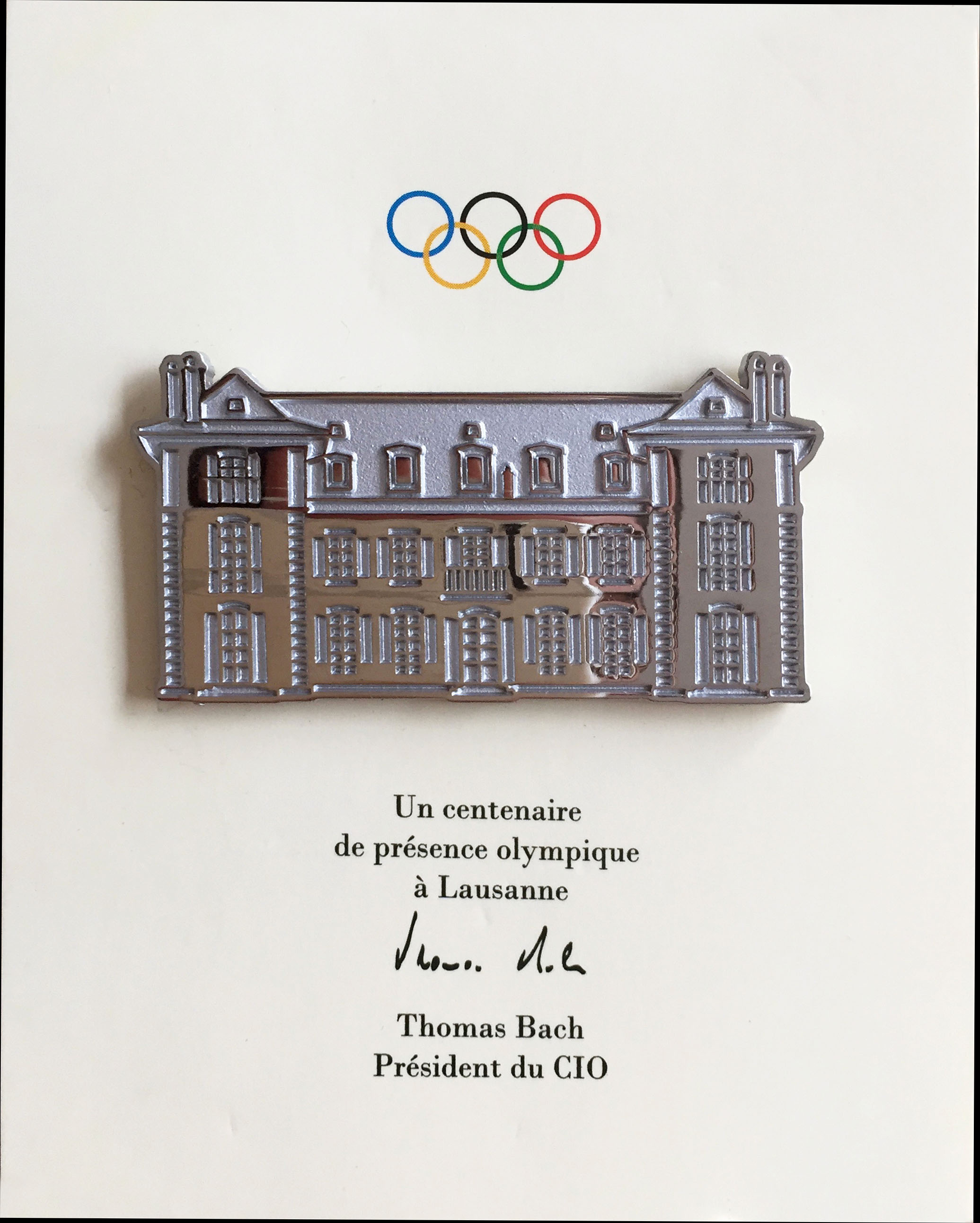 Badge épinglé réalisé pour le centenaire du CIO