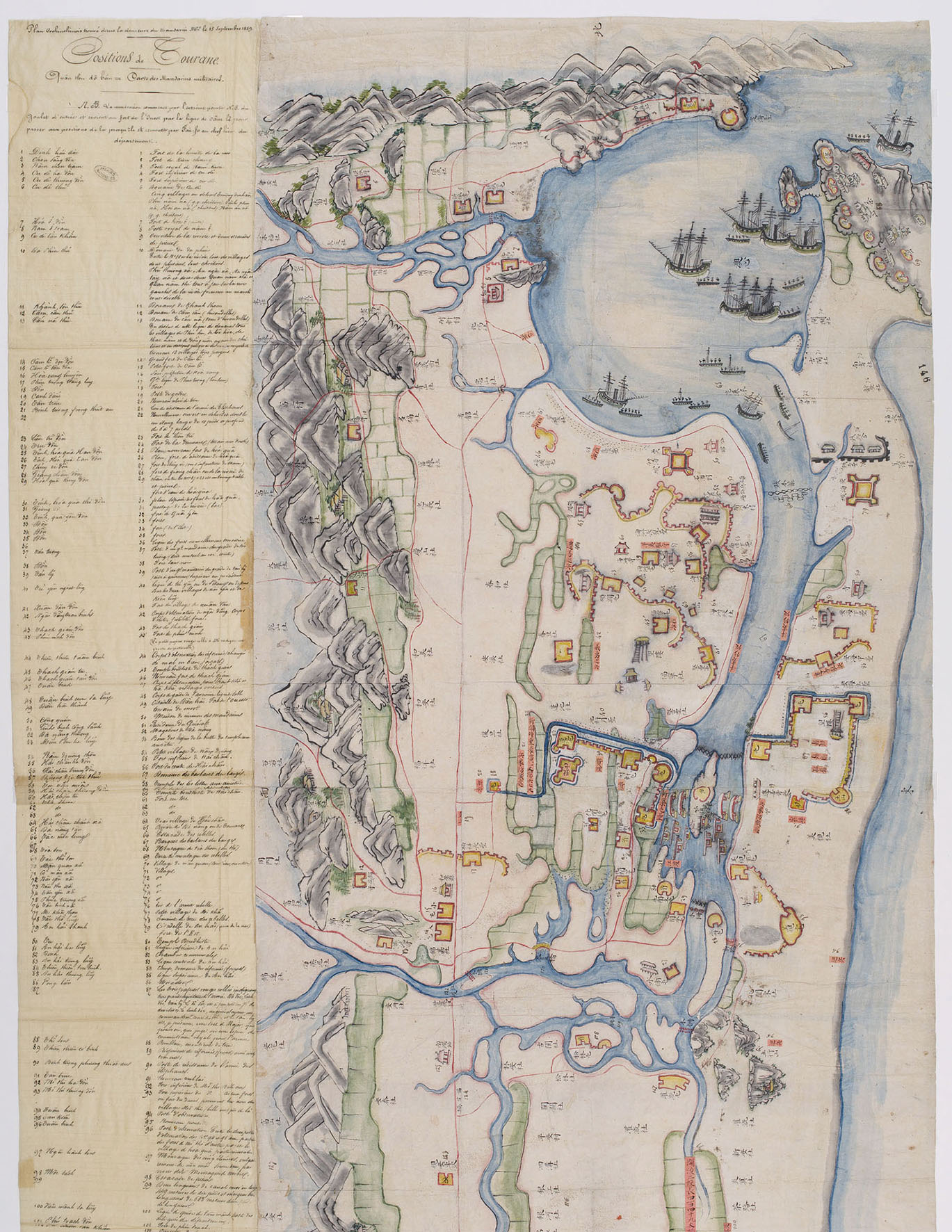 «Plan cochinchinois de la baie et des défenses de la rivière de Tourane, trouvé dans la demeure d’un mandarin militaire, le 15 septembre 1859.» Papier, papier de Chine, papier calque, aquarelle, 122 72 cm. Archives nationales, Paris (AE/II/1985) Captation de savoirs en situation de conflit : la carte aquarellée, dessinée selon les codes cartographiques chinois et vietnamiens, a subi plusieurs opérations d’appropriation par les militaires français occupant la ville : réorientation, collage d’