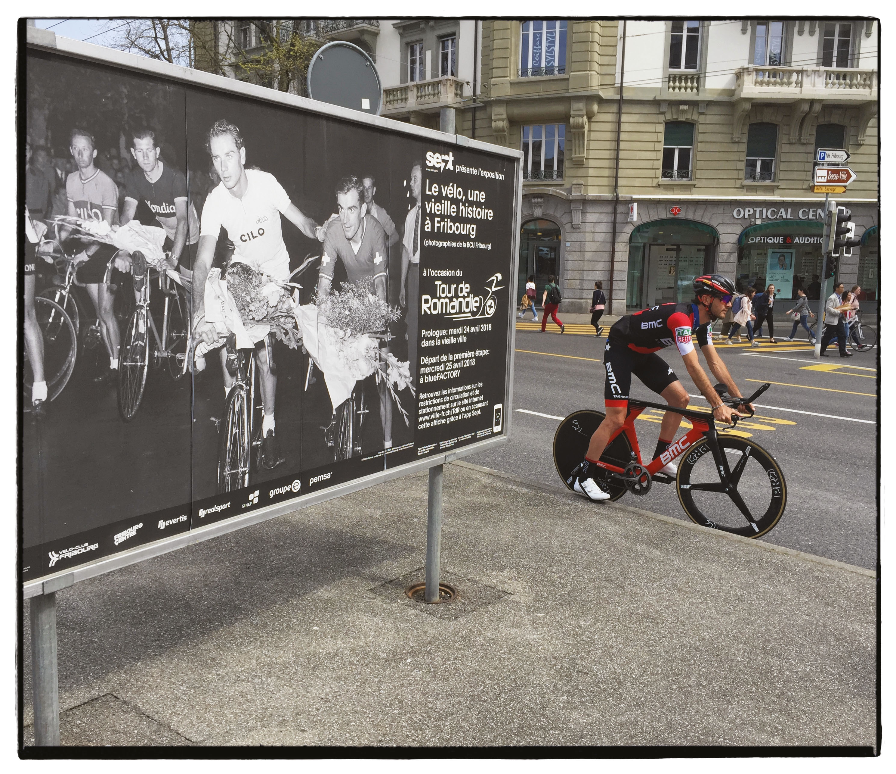 A l’occasion du passage du Tour de Romandie 2018, Fribourg a affiché dans ses rues la vieille histoire qu’elle entretient avec le cyclisme sportif. Peut-être serait-il temps que ses autorités s’engagent sérieusement pour le vélo en tant que moyen de transport?