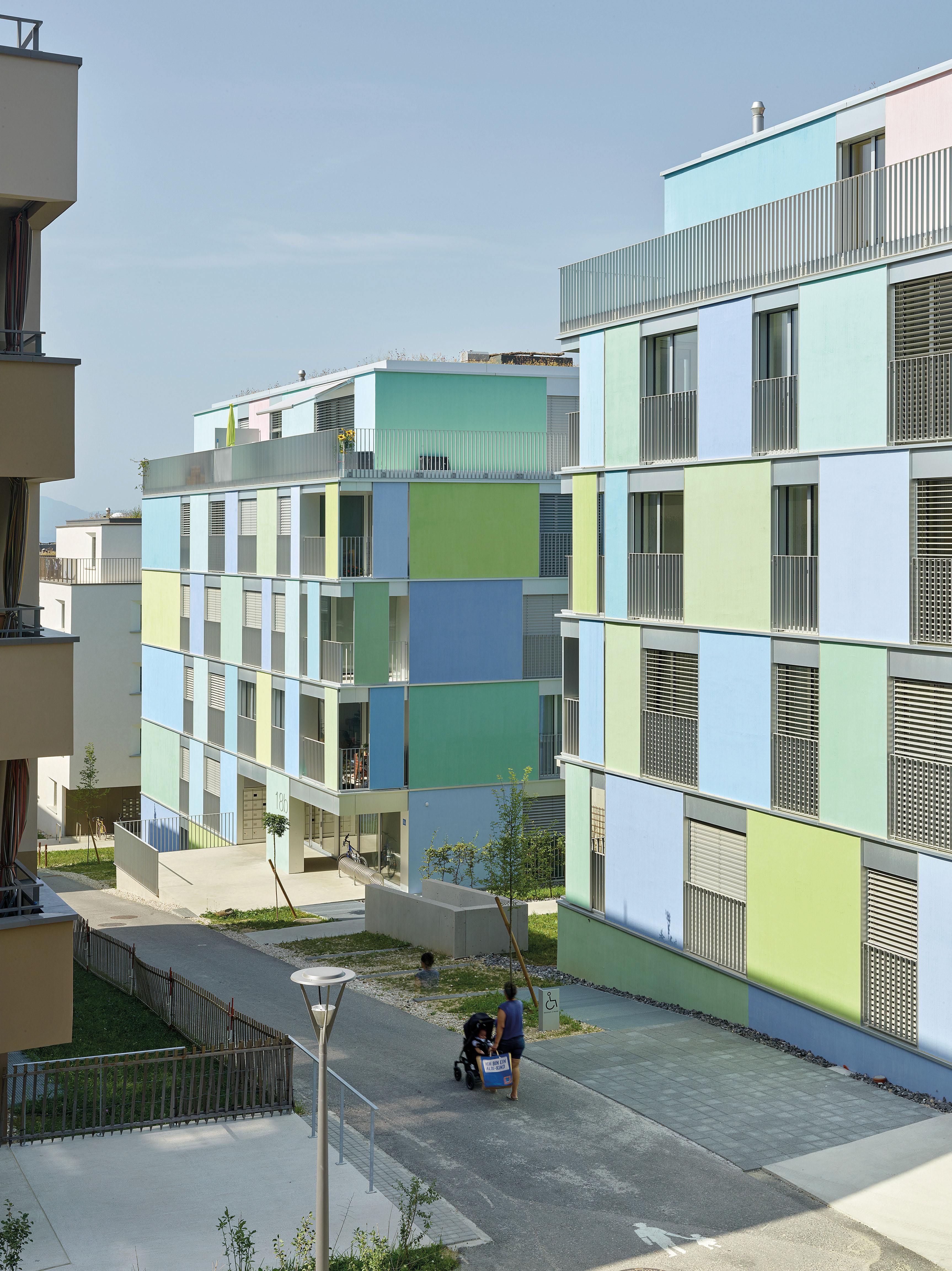 Conçu par le bureau Butikofer de Oliveira Vernay Sàrl de Lausanne, l’éco-quartier lausannois des Fiches Nord offre 64 logements de tailles diverses répondant aux besoins des aînés et des personnes à mobilité réduite.