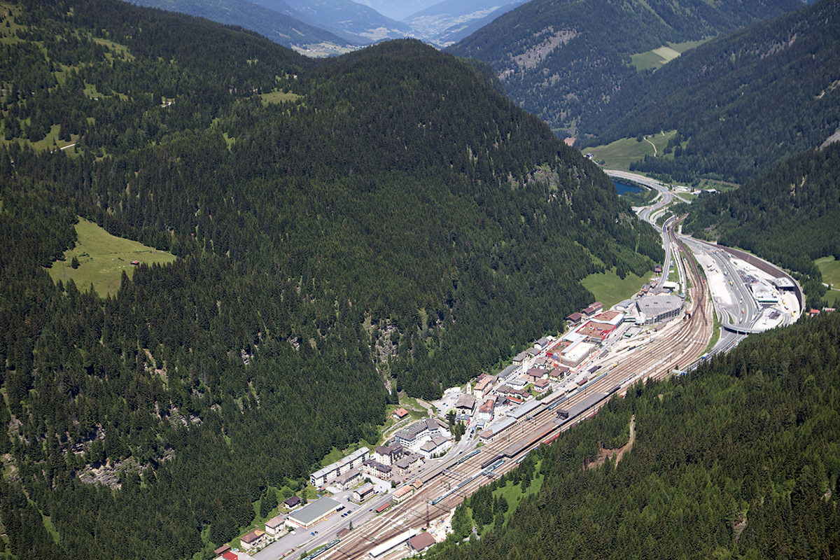 Der Brennerpass im Jahr 2011 (Blick Richtung Norden). Hinten der Brennersee, zentral der Bahnhof mit der Brennerbahn, rechts davon die Autobahn. Die alte Brennerstrasse führt durch den Ort.
