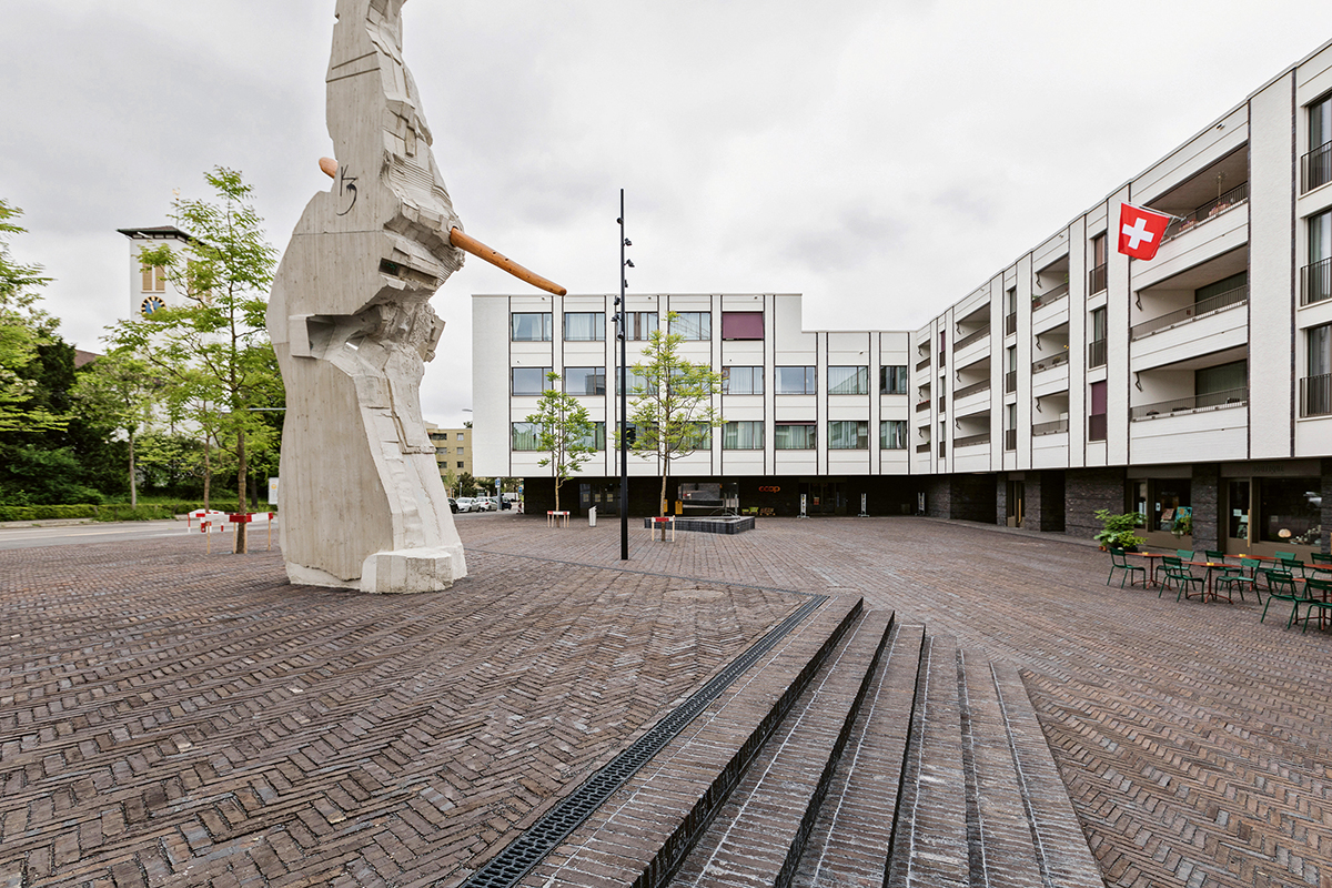 Der geklinkerte Friesenbergplatz mit der Skulptur von Lutz &amp; Guggisberg.